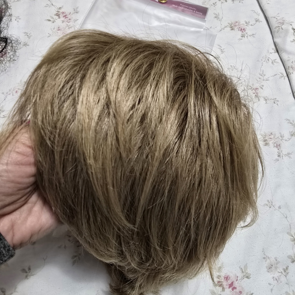 Vegas Wig Collection Short Synthetic Hair Wig - Picture 5 of 9